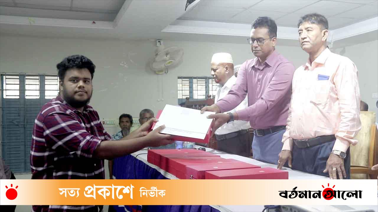 টুঙ্গিপাড়ায় ৩৬ মেধাবী শিক্ষার্থীর মাঝে পুরস্কার বিতরণ