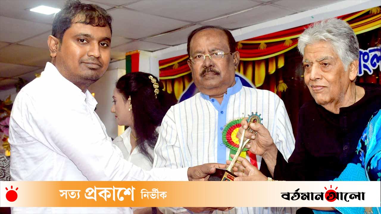 মাদার তেরেসা অ্যাওয়ার্ড-এ শ্রেষ্ঠ নাট্যকার হলেন রাজীব মণি দাস