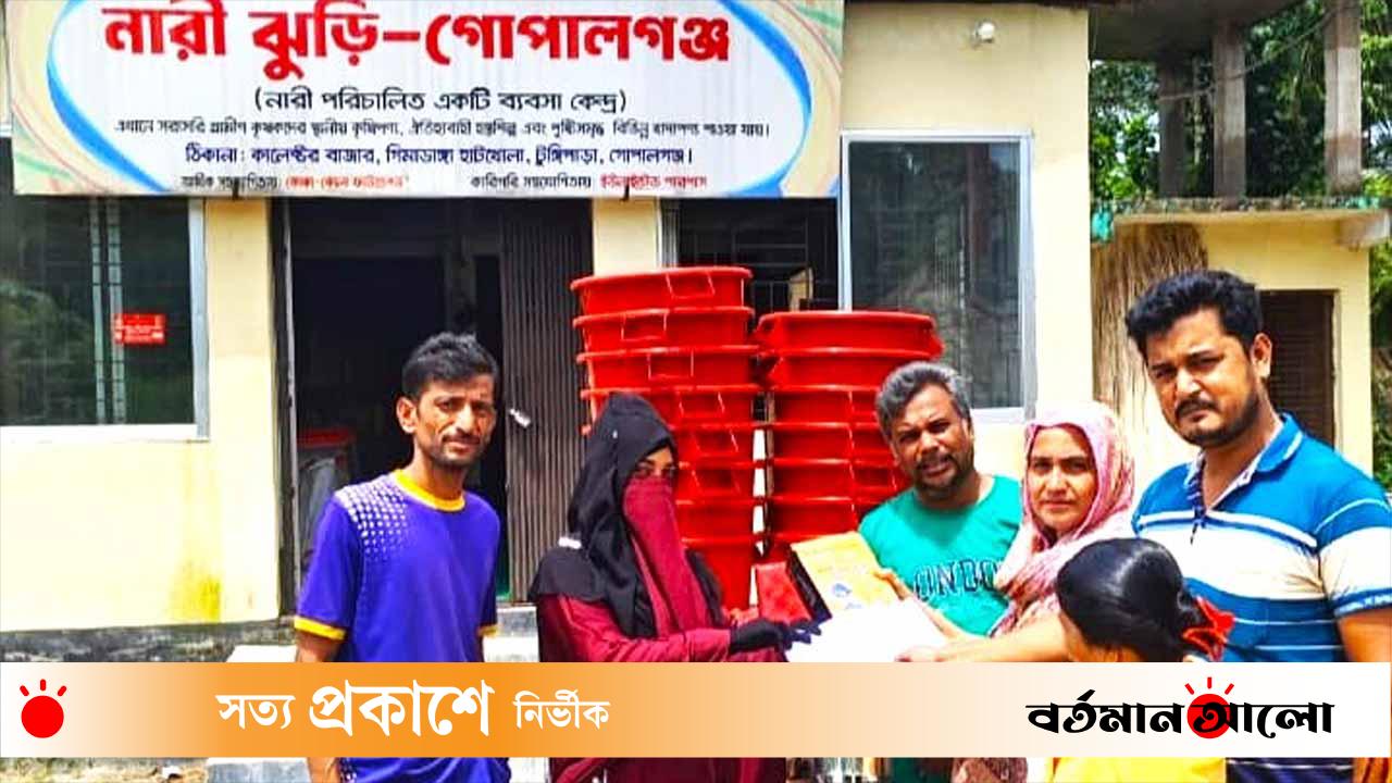 টুঙ্গিপাড়ায় ইউনাইটেড পারপাসের উদ্যোগে দুই উদ্যোক্তাকে ভ্যান ও সরঞ্জাম প্রদান