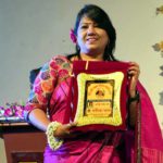 কথাসাহিত্যে অবদানের স্বীকৃতি : ‘কাজী নজরুল ইসলাম সম্মাননা’ পেলেন শামীমা নাইস নিহাল খান : ​কথাসাহিত্যে বিশেষ অবদানের স্বীকৃতিস্বরূপ ‘কবি কাজী নজরুল ইসলাম সম্মাননা-২০২৬’ পেয়েছেন কথাসাহিত্যিক শামীমা নাইস। বাংলাদেশের স্বাধীনতার চেতনায় লালিত অরাজনৈতিক সাহিত্য-সাংস্কৃতিক সংগঠন ‘স্বাধীনতা সংসদ’ রাজধানী ঢাকার শিল্পকলা একাডেমিতে আয়োজিত এক জমকালো অনুষ্ঠানে তাঁর হাতে এই পুরস্কার তুলে দেয়। অনুষ্ঠানে উপস্থিত আয়োজক ও বক্তারা কথাসাহিত্যে শামীমা নাইসের বিশেষ অবদানের কথা কৃতজ্ঞতার সঙ্গে স্মরণ করেন। ​প্রকৃতি ও জীবনের কবি হিসেবে পরিচিত শামীমা নাইস তাঁর সাহিত্যকর্মে মানবিক বোধ, প্রেম, প্রকৃতি ও সমকালীন বাস্তবতাকে নান্দনিক ভাষায় তুলে ধরার জন্য পাঠকমহলে বিশেষভাবে সমাদৃত। তাঁর লেখনীতে অনুভূতির গভীরতা ও শব্দের শিল্পিত ব্যবহার পাঠকদের হৃদয়ে এক স্বতন্ত্র আবেদন সৃষ্টি করেছে। ​এই বর্ণাঢ্য অনুষ্ঠানে শামীমা নাইস নিজে কবি কাজী নজরুল ইসলামের বিখ্যাত ‘সাম্যবাদী’ কবিতাটি আবৃত্তি করে শোনান। পুরস্কার গ্রহণের পর আয়োজকদের প্রতি গভীর কৃতজ্ঞতা প্রকাশ করে তিনি বলেন, “সাহিত্য মানুষের ভেতরের আলোকে জাগিয়ে তোলার এক অনন্ত প্রয়াস। এই সম্মাননা আমার লেখালেখির পথচলায় নতুন অনুপ্রেরণা হয়ে থাকবে।” ​স্বাধীনতা সংসদের মহাসচিব সাহেদ আহম্মদের সঞ্চালনায় এই অনুষ্ঠানে দেশের বিশিষ্ট কবি, সাংবাদিক, সাহিত্য, সংস্কৃতি ও রাজনৈতিক অঙ্গনের ব্যক্তিবর্গ উপস্থিত ছিলেন। অনুষ্ঠানে অন্যান্যদের মধ্যে আরও বক্তব্য রাখেন দেশবরেণ্য নজরুলসংগীত শিল্পী ফাতেমাতুজ্জোহরা এবং জাসাসের সাবেক সভাপতি রেজাবুদ্দৌলা চৌধুরীসহ প্রমুখ গুণীজন।