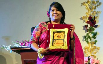 কথাসাহিত্যে অবদানের স্বীকৃতি : ‘কাজী নজরুল ইসলাম সম্মাননা’ পেলেন শামীমা নাইস নিহাল খান : ​কথাসাহিত্যে বিশেষ অবদানের স্বীকৃতিস্বরূপ ‘কবি কাজী নজরুল ইসলাম সম্মাননা-২০২৬’ পেয়েছেন কথাসাহিত্যিক শামীমা নাইস। বাংলাদেশের স্বাধীনতার চেতনায় লালিত অরাজনৈতিক সাহিত্য-সাংস্কৃতিক সংগঠন ‘স্বাধীনতা সংসদ’ রাজধানী ঢাকার শিল্পকলা একাডেমিতে আয়োজিত এক জমকালো অনুষ্ঠানে তাঁর হাতে এই পুরস্কার তুলে দেয়। অনুষ্ঠানে উপস্থিত আয়োজক ও বক্তারা কথাসাহিত্যে শামীমা নাইসের বিশেষ অবদানের কথা কৃতজ্ঞতার সঙ্গে স্মরণ করেন। ​প্রকৃতি ও জীবনের কবি হিসেবে পরিচিত শামীমা নাইস তাঁর সাহিত্যকর্মে মানবিক বোধ, প্রেম, প্রকৃতি ও সমকালীন বাস্তবতাকে নান্দনিক ভাষায় তুলে ধরার জন্য পাঠকমহলে বিশেষভাবে সমাদৃত। তাঁর লেখনীতে অনুভূতির গভীরতা ও শব্দের শিল্পিত ব্যবহার পাঠকদের হৃদয়ে এক স্বতন্ত্র আবেদন সৃষ্টি করেছে। ​এই বর্ণাঢ্য অনুষ্ঠানে শামীমা নাইস নিজে কবি কাজী নজরুল ইসলামের বিখ্যাত ‘সাম্যবাদী’ কবিতাটি আবৃত্তি করে শোনান। পুরস্কার গ্রহণের পর আয়োজকদের প্রতি গভীর কৃতজ্ঞতা প্রকাশ করে তিনি বলেন, “সাহিত্য মানুষের ভেতরের আলোকে জাগিয়ে তোলার এক অনন্ত প্রয়াস। এই সম্মাননা আমার লেখালেখির পথচলায় নতুন অনুপ্রেরণা হয়ে থাকবে।” ​স্বাধীনতা সংসদের মহাসচিব সাহেদ আহম্মদের সঞ্চালনায় এই অনুষ্ঠানে দেশের বিশিষ্ট কবি, সাংবাদিক, সাহিত্য, সংস্কৃতি ও রাজনৈতিক অঙ্গনের ব্যক্তিবর্গ উপস্থিত ছিলেন। অনুষ্ঠানে অন্যান্যদের মধ্যে আরও বক্তব্য রাখেন দেশবরেণ্য নজরুলসংগীত শিল্পী ফাতেমাতুজ্জোহরা এবং জাসাসের সাবেক সভাপতি রেজাবুদ্দৌলা চৌধুরীসহ প্রমুখ গুণীজন।