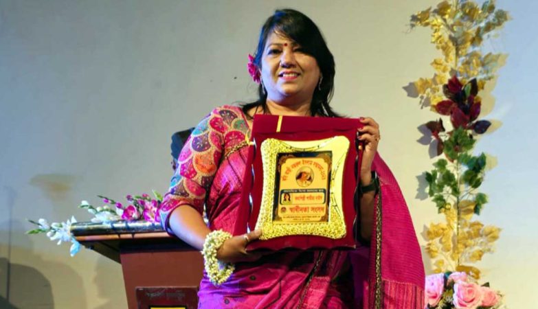 কথাসাহিত্যে অবদানের স্বীকৃতি : ‘কাজী নজরুল ইসলাম সম্মাননা’ পেলেন শামীমা নাইস নিহাল খান : ​কথাসাহিত্যে বিশেষ অবদানের স্বীকৃতিস্বরূপ ‘কবি কাজী নজরুল ইসলাম সম্মাননা-২০২৬’ পেয়েছেন কথাসাহিত্যিক শামীমা নাইস। বাংলাদেশের স্বাধীনতার চেতনায় লালিত অরাজনৈতিক সাহিত্য-সাংস্কৃতিক সংগঠন ‘স্বাধীনতা সংসদ’ রাজধানী ঢাকার শিল্পকলা একাডেমিতে আয়োজিত এক জমকালো অনুষ্ঠানে তাঁর হাতে এই পুরস্কার তুলে দেয়। অনুষ্ঠানে উপস্থিত আয়োজক ও বক্তারা কথাসাহিত্যে শামীমা নাইসের বিশেষ অবদানের কথা কৃতজ্ঞতার সঙ্গে স্মরণ করেন। ​প্রকৃতি ও জীবনের কবি হিসেবে পরিচিত শামীমা নাইস তাঁর সাহিত্যকর্মে মানবিক বোধ, প্রেম, প্রকৃতি ও সমকালীন বাস্তবতাকে নান্দনিক ভাষায় তুলে ধরার জন্য পাঠকমহলে বিশেষভাবে সমাদৃত। তাঁর লেখনীতে অনুভূতির গভীরতা ও শব্দের শিল্পিত ব্যবহার পাঠকদের হৃদয়ে এক স্বতন্ত্র আবেদন সৃষ্টি করেছে। ​এই বর্ণাঢ্য অনুষ্ঠানে শামীমা নাইস নিজে কবি কাজী নজরুল ইসলামের বিখ্যাত ‘সাম্যবাদী’ কবিতাটি আবৃত্তি করে শোনান। পুরস্কার গ্রহণের পর আয়োজকদের প্রতি গভীর কৃতজ্ঞতা প্রকাশ করে তিনি বলেন, “সাহিত্য মানুষের ভেতরের আলোকে জাগিয়ে তোলার এক অনন্ত প্রয়াস। এই সম্মাননা আমার লেখালেখির পথচলায় নতুন অনুপ্রেরণা হয়ে থাকবে।” ​স্বাধীনতা সংসদের মহাসচিব সাহেদ আহম্মদের সঞ্চালনায় এই অনুষ্ঠানে দেশের বিশিষ্ট কবি, সাংবাদিক, সাহিত্য, সংস্কৃতি ও রাজনৈতিক অঙ্গনের ব্যক্তিবর্গ উপস্থিত ছিলেন। অনুষ্ঠানে অন্যান্যদের মধ্যে আরও বক্তব্য রাখেন দেশবরেণ্য নজরুলসংগীত শিল্পী ফাতেমাতুজ্জোহরা এবং জাসাসের সাবেক সভাপতি রেজাবুদ্দৌলা চৌধুরীসহ প্রমুখ গুণীজন।