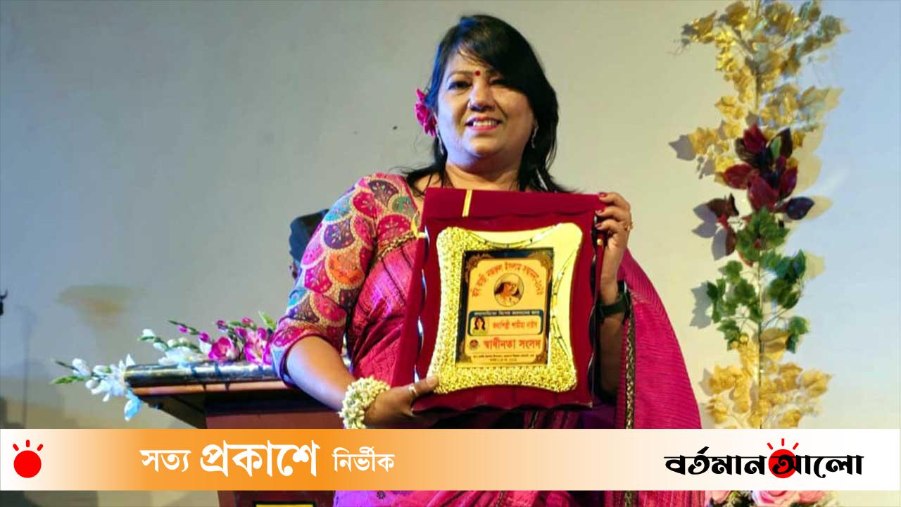 কথাসাহিত্যে অবদানের স্বীকৃতি : ‘কাজী নজরুল ইসলাম সম্মাননা’ পেলেন শামীমা নাইস নিহাল খান : ​কথাসাহিত্যে বিশেষ অবদানের স্বীকৃতিস্বরূপ ‘কবি কাজী নজরুল ইসলাম সম্মাননা-২০২৬’ পেয়েছেন কথাসাহিত্যিক শামীমা নাইস। বাংলাদেশের স্বাধীনতার চেতনায় লালিত অরাজনৈতিক সাহিত্য-সাংস্কৃতিক সংগঠন ‘স্বাধীনতা সংসদ’ রাজধানী ঢাকার শিল্পকলা একাডেমিতে আয়োজিত এক জমকালো অনুষ্ঠানে তাঁর হাতে এই পুরস্কার তুলে দেয়। অনুষ্ঠানে উপস্থিত আয়োজক ও বক্তারা কথাসাহিত্যে শামীমা নাইসের বিশেষ অবদানের কথা কৃতজ্ঞতার সঙ্গে স্মরণ করেন। ​প্রকৃতি ও জীবনের কবি হিসেবে পরিচিত শামীমা নাইস তাঁর সাহিত্যকর্মে মানবিক বোধ, প্রেম, প্রকৃতি ও সমকালীন বাস্তবতাকে নান্দনিক ভাষায় তুলে ধরার জন্য পাঠকমহলে বিশেষভাবে সমাদৃত। তাঁর লেখনীতে অনুভূতির গভীরতা ও শব্দের শিল্পিত ব্যবহার পাঠকদের হৃদয়ে এক স্বতন্ত্র আবেদন সৃষ্টি করেছে। ​এই বর্ণাঢ্য অনুষ্ঠানে শামীমা নাইস নিজে কবি কাজী নজরুল ইসলামের বিখ্যাত ‘সাম্যবাদী’ কবিতাটি আবৃত্তি করে শোনান। পুরস্কার গ্রহণের পর আয়োজকদের প্রতি গভীর কৃতজ্ঞতা প্রকাশ করে তিনি বলেন, “সাহিত্য মানুষের ভেতরের আলোকে জাগিয়ে তোলার এক অনন্ত প্রয়াস। এই সম্মাননা আমার লেখালেখির পথচলায় নতুন অনুপ্রেরণা হয়ে থাকবে।” ​স্বাধীনতা সংসদের মহাসচিব সাহেদ আহম্মদের সঞ্চালনায় এই অনুষ্ঠানে দেশের বিশিষ্ট কবি, সাংবাদিক, সাহিত্য, সংস্কৃতি ও রাজনৈতিক অঙ্গনের ব্যক্তিবর্গ উপস্থিত ছিলেন। অনুষ্ঠানে অন্যান্যদের মধ্যে আরও বক্তব্য রাখেন দেশবরেণ্য নজরুলসংগীত শিল্পী ফাতেমাতুজ্জোহরা এবং জাসাসের সাবেক সভাপতি রেজাবুদ্দৌলা চৌধুরীসহ প্রমুখ গুণীজন।