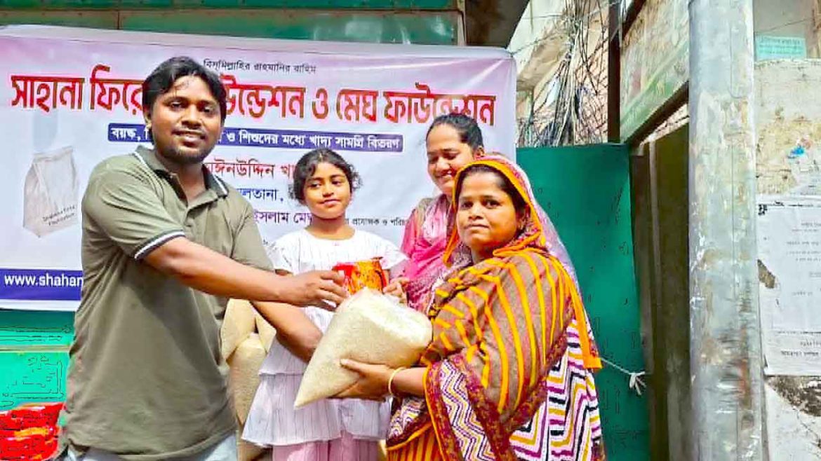 চিত্রনায়ক মঈন উদ্দিন খান ও পরিচালক মনজুরুল ইসলাম মেঘ-এর উদ্যোগে খাদ্যসামগ্রী বিতরণ
