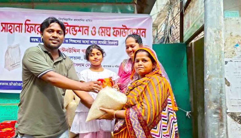 চিত্রনায়ক মঈন উদ্দিন খান ও পরিচালক মনজুরুল ইসলাম মেঘ-এর উদ্যোগে খাদ্যসামগ্রী বিতরণ