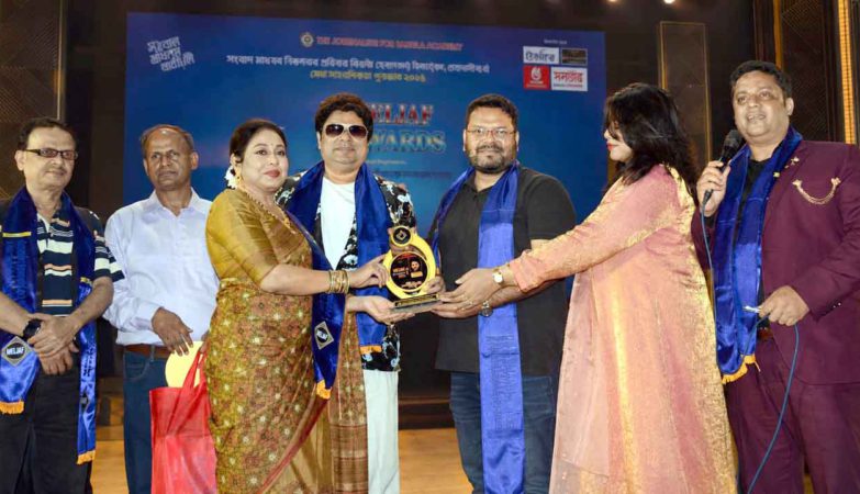মিজাফ স্টার অ্যাওয়ার্ড পেলেন গোলাম শাহরিয়ার কবীর