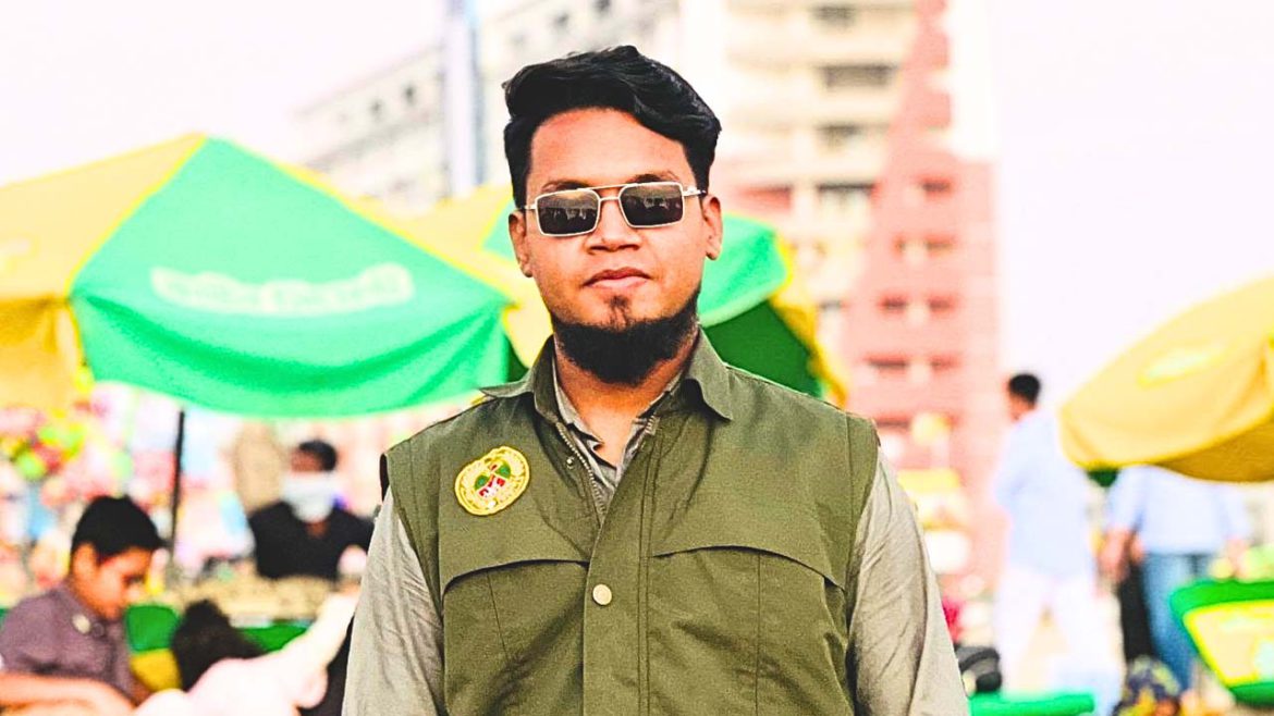 অসহায় রোগীদের রক্ত সংগ্রহে কাজ করছেন আনসার সদস্য সরোয়ার