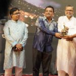 অ্যাওয়ার্ড পেলেন আ খ ম হাসান