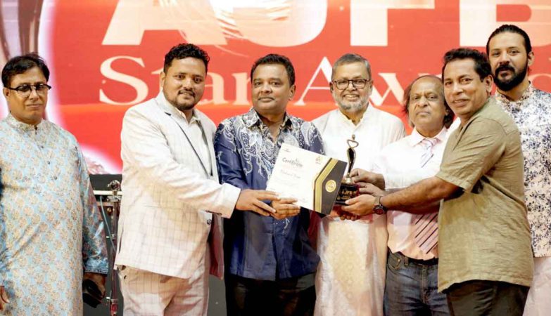 এজেএফবি স্টার অ্যাওয়ার্ড পেলেন মোশাররফ করিম