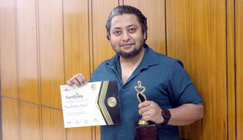 শ্রেষ্ঠ নাট্যকারের সম্মাননা পেলেন ফরিদুল ইসলাম রুবেল