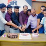 নতুন উদ্যমে আরও বৃহৎ পরিসরে কাজ শুরু করলো এস.আর টেক এন্ড কমিউনিকেশন বিশেষ প্রতিনিধি : দীর্ঘদিন ধরে অত্যন্ত সুনামের সাথে কাজ করে যাচ্ছে দেশের স্বনামধন্য প্রতিষ্ঠান "এস.আর টেক কমিউনিকেশন"। এবার আরও বৃহৎ পরিসরে নতুন উদ্যমে কাজ শুরু করেছে প্রতিষ্ঠানটি। বুধবার (১৫ জুলাই) সন্ধ্যায় রাজধানী ঢাকার মিরপুর ডিওএইচএস এ প্রতিষ্ঠানটির নতুন অফিস উদ্বোধন করা হয়। ধ্রুব মিউজিক স্টেশন এর কর্ণধার এবং জনপ্রিয় সঙ্গীত শিল্পী ধ্রুব গুহ এর উপস্থিতে কেক কেটে আনুষ্ঠানিক ভাবে নতুন পরিকল্পনার কথা জানান প্রতিষ্ঠানের স্বত্বাধিকারী সাইফুল রাজু। এসময় উপস্থিত ছিলেন বিশিষ্ট ব্যবসায়ী মেহেদী, ভাইয়া হাউজিং লিমিটেড এর এসিস্ট্যান্ট জেনারেল ম্যানেজার আজিজুল হাকিম, ঢাকা মেইল এর মাল্টিমিডিয়া ইনচার্জ হামিদ রনি, এস.আর টেক কমিউনিকেশন এর জিএম মোঃ তাহমিদুজ্জামান, ব্যাবসায়ী আহসানুর মুক্তাদির রজিন , আনিসুর রহমান রকি, ফয়সাল ফুয়াদসহ গণ্যমান্য ব্যক্তিবর্গ। প্রতিষ্ঠানের পক্ষ থেকে সাইফুল রাজু জানান, মূলত ইভেন্ট ম্যানেজমেন্ট, ব্রান্ডিং, মাল্টিমিডিয়া প্রোডাকশন, টেকনিক্যাল সাপোর্টিং, সব ধরনের ডিজিটাল মার্কেটিং নিয়ে কাজ করছে এস.আর টেক কমিউনিকেশন। তবে এখন থেকে আরও বড় পরিসরে নতুন আঙ্গিকে কাজ করার কথা জানান। তিনি বলেন, আমাদের টিমে যুক্ত হয়েছে দেশের নামকরা ও অভিজ্ঞ সব কর্মকর্তাবৃন্দ। যার ফলে আরও বড় পরিসরে এবং দ্রুত সময়ে আমরা গ্রাহকদের সেবা দিতে পারবো।