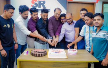 নতুন উদ্যমে আরও বৃহৎ পরিসরে কাজ শুরু করলো এস.আর টেক এন্ড কমিউনিকেশন বিশেষ প্রতিনিধি : দীর্ঘদিন ধরে অত্যন্ত সুনামের সাথে কাজ করে যাচ্ছে দেশের স্বনামধন্য প্রতিষ্ঠান "এস.আর টেক কমিউনিকেশন"। এবার আরও বৃহৎ পরিসরে নতুন উদ্যমে কাজ শুরু করেছে প্রতিষ্ঠানটি। বুধবার (১৫ জুলাই) সন্ধ্যায় রাজধানী ঢাকার মিরপুর ডিওএইচএস এ প্রতিষ্ঠানটির নতুন অফিস উদ্বোধন করা হয়। ধ্রুব মিউজিক স্টেশন এর কর্ণধার এবং জনপ্রিয় সঙ্গীত শিল্পী ধ্রুব গুহ এর উপস্থিতে কেক কেটে আনুষ্ঠানিক ভাবে নতুন পরিকল্পনার কথা জানান প্রতিষ্ঠানের স্বত্বাধিকারী সাইফুল রাজু। এসময় উপস্থিত ছিলেন বিশিষ্ট ব্যবসায়ী মেহেদী, ভাইয়া হাউজিং লিমিটেড এর এসিস্ট্যান্ট জেনারেল ম্যানেজার আজিজুল হাকিম, ঢাকা মেইল এর মাল্টিমিডিয়া ইনচার্জ হামিদ রনি, এস.আর টেক কমিউনিকেশন এর জিএম মোঃ তাহমিদুজ্জামান, ব্যাবসায়ী আহসানুর মুক্তাদির রজিন , আনিসুর রহমান রকি, ফয়সাল ফুয়াদসহ গণ্যমান্য ব্যক্তিবর্গ। প্রতিষ্ঠানের পক্ষ থেকে সাইফুল রাজু জানান, মূলত ইভেন্ট ম্যানেজমেন্ট, ব্রান্ডিং, মাল্টিমিডিয়া প্রোডাকশন, টেকনিক্যাল সাপোর্টিং, সব ধরনের ডিজিটাল মার্কেটিং নিয়ে কাজ করছে এস.আর টেক কমিউনিকেশন। তবে এখন থেকে আরও বড় পরিসরে নতুন আঙ্গিকে কাজ করার কথা জানান। তিনি বলেন, আমাদের টিমে যুক্ত হয়েছে দেশের নামকরা ও অভিজ্ঞ সব কর্মকর্তাবৃন্দ। যার ফলে আরও বড় পরিসরে এবং দ্রুত সময়ে আমরা গ্রাহকদের সেবা দিতে পারবো।