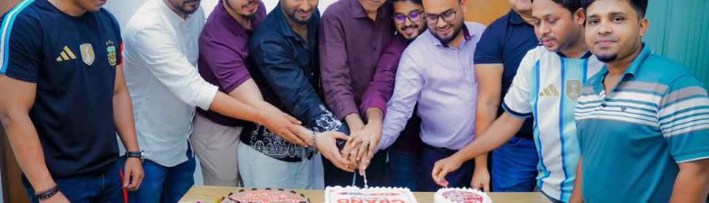 নতুন উদ্যমে আরও বৃহৎ পরিসরে কাজ শুরু করলো এস.আর টেক এন্ড কমিউনিকেশন বিশেষ প্রতিনিধি : দীর্ঘদিন ধরে অত্যন্ত সুনামের সাথে কাজ করে যাচ্ছে দেশের স্বনামধন্য প্রতিষ্ঠান "এস.আর টেক কমিউনিকেশন"। এবার আরও বৃহৎ পরিসরে নতুন উদ্যমে কাজ শুরু করেছে প্রতিষ্ঠানটি। বুধবার (১৫ জুলাই) সন্ধ্যায় রাজধানী ঢাকার মিরপুর ডিওএইচএস এ প্রতিষ্ঠানটির নতুন অফিস উদ্বোধন করা হয়। ধ্রুব মিউজিক স্টেশন এর কর্ণধার এবং জনপ্রিয় সঙ্গীত শিল্পী ধ্রুব গুহ এর উপস্থিতে কেক কেটে আনুষ্ঠানিক ভাবে নতুন পরিকল্পনার কথা জানান প্রতিষ্ঠানের স্বত্বাধিকারী সাইফুল রাজু। এসময় উপস্থিত ছিলেন বিশিষ্ট ব্যবসায়ী মেহেদী, ভাইয়া হাউজিং লিমিটেড এর এসিস্ট্যান্ট জেনারেল ম্যানেজার আজিজুল হাকিম, ঢাকা মেইল এর মাল্টিমিডিয়া ইনচার্জ হামিদ রনি, এস.আর টেক কমিউনিকেশন এর জিএম মোঃ তাহমিদুজ্জামান, ব্যাবসায়ী আহসানুর মুক্তাদির রজিন , আনিসুর রহমান রকি, ফয়সাল ফুয়াদসহ গণ্যমান্য ব্যক্তিবর্গ। প্রতিষ্ঠানের পক্ষ থেকে সাইফুল রাজু জানান, মূলত ইভেন্ট ম্যানেজমেন্ট, ব্রান্ডিং, মাল্টিমিডিয়া প্রোডাকশন, টেকনিক্যাল সাপোর্টিং, সব ধরনের ডিজিটাল মার্কেটিং নিয়ে কাজ করছে এস.আর টেক কমিউনিকেশন। তবে এখন থেকে আরও বড় পরিসরে নতুন আঙ্গিকে কাজ করার কথা জানান। তিনি বলেন, আমাদের টিমে যুক্ত হয়েছে দেশের নামকরা ও অভিজ্ঞ সব কর্মকর্তাবৃন্দ। যার ফলে আরও বড় পরিসরে এবং দ্রুত সময়ে আমরা গ্রাহকদের সেবা দিতে পারবো।