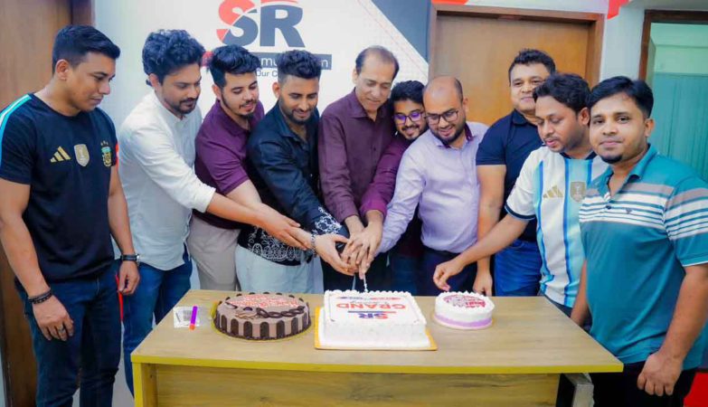 নতুন উদ্যমে আরও বৃহৎ পরিসরে কাজ শুরু করলো এস.আর টেক এন্ড কমিউনিকেশন বিশেষ প্রতিনিধি : দীর্ঘদিন ধরে অত্যন্ত সুনামের সাথে কাজ করে যাচ্ছে দেশের স্বনামধন্য প্রতিষ্ঠান "এস.আর টেক কমিউনিকেশন"। এবার আরও বৃহৎ পরিসরে নতুন উদ্যমে কাজ শুরু করেছে প্রতিষ্ঠানটি। বুধবার (১৫ জুলাই) সন্ধ্যায় রাজধানী ঢাকার মিরপুর ডিওএইচএস এ প্রতিষ্ঠানটির নতুন অফিস উদ্বোধন করা হয়। ধ্রুব মিউজিক স্টেশন এর কর্ণধার এবং জনপ্রিয় সঙ্গীত শিল্পী ধ্রুব গুহ এর উপস্থিতে কেক কেটে আনুষ্ঠানিক ভাবে নতুন পরিকল্পনার কথা জানান প্রতিষ্ঠানের স্বত্বাধিকারী সাইফুল রাজু। এসময় উপস্থিত ছিলেন বিশিষ্ট ব্যবসায়ী মেহেদী, ভাইয়া হাউজিং লিমিটেড এর এসিস্ট্যান্ট জেনারেল ম্যানেজার আজিজুল হাকিম, ঢাকা মেইল এর মাল্টিমিডিয়া ইনচার্জ হামিদ রনি, এস.আর টেক কমিউনিকেশন এর জিএম মোঃ তাহমিদুজ্জামান, ব্যাবসায়ী আহসানুর মুক্তাদির রজিন , আনিসুর রহমান রকি, ফয়সাল ফুয়াদসহ গণ্যমান্য ব্যক্তিবর্গ। প্রতিষ্ঠানের পক্ষ থেকে সাইফুল রাজু জানান, মূলত ইভেন্ট ম্যানেজমেন্ট, ব্রান্ডিং, মাল্টিমিডিয়া প্রোডাকশন, টেকনিক্যাল সাপোর্টিং, সব ধরনের ডিজিটাল মার্কেটিং নিয়ে কাজ করছে এস.আর টেক কমিউনিকেশন। তবে এখন থেকে আরও বড় পরিসরে নতুন আঙ্গিকে কাজ করার কথা জানান। তিনি বলেন, আমাদের টিমে যুক্ত হয়েছে দেশের নামকরা ও অভিজ্ঞ সব কর্মকর্তাবৃন্দ। যার ফলে আরও বড় পরিসরে এবং দ্রুত সময়ে আমরা গ্রাহকদের সেবা দিতে পারবো।