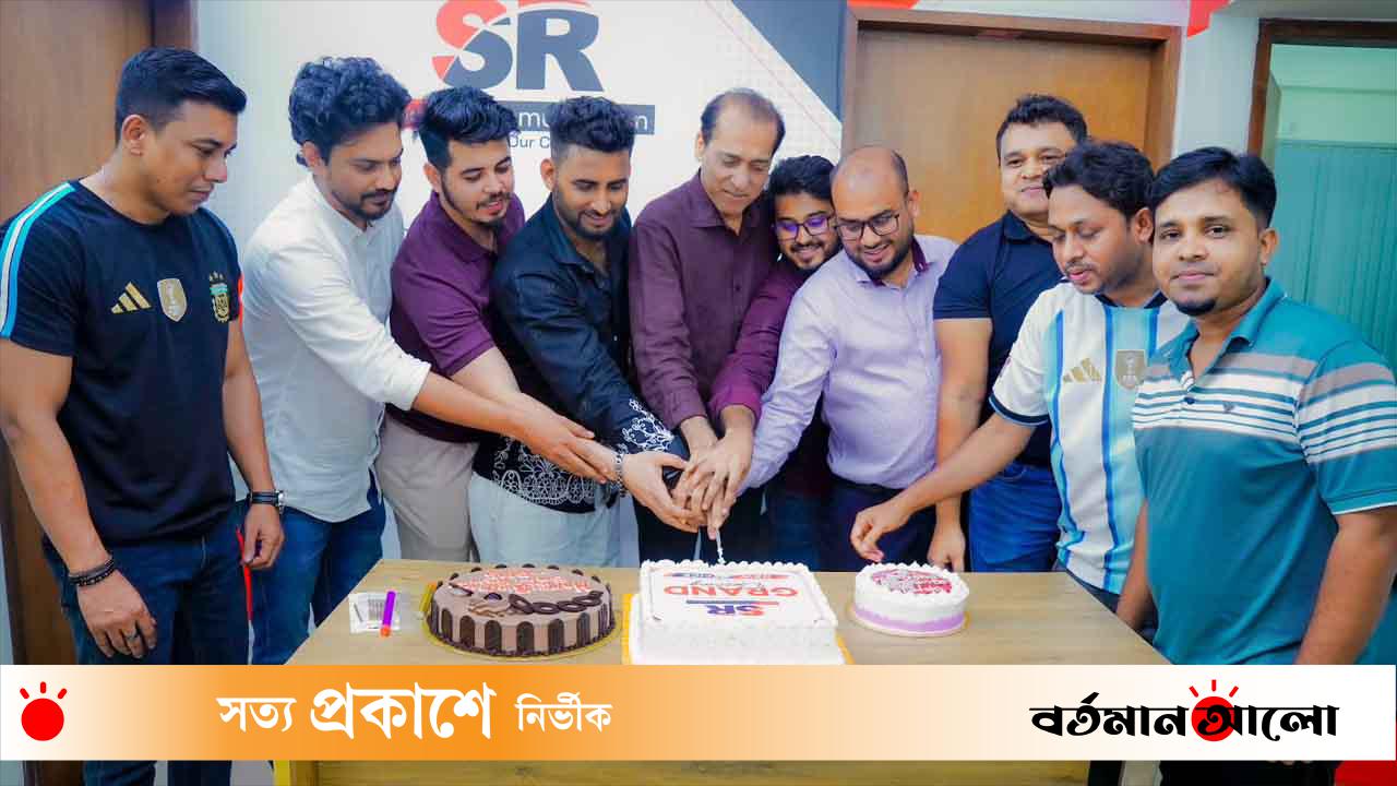 নতুন উদ্যমে আরও বৃহৎ পরিসরে কাজ শুরু করলো এস.আর টেক এন্ড কমিউনিকেশন বিশেষ প্রতিনিধি : দীর্ঘদিন ধরে অত্যন্ত সুনামের সাথে কাজ করে যাচ্ছে দেশের স্বনামধন্য প্রতিষ্ঠান "এস.আর টেক কমিউনিকেশন"। এবার আরও বৃহৎ পরিসরে নতুন উদ্যমে কাজ শুরু করেছে প্রতিষ্ঠানটি। বুধবার (১৫ জুলাই) সন্ধ্যায় রাজধানী ঢাকার মিরপুর ডিওএইচএস এ প্রতিষ্ঠানটির নতুন অফিস উদ্বোধন করা হয়। ধ্রুব মিউজিক স্টেশন এর কর্ণধার এবং জনপ্রিয় সঙ্গীত শিল্পী ধ্রুব গুহ এর উপস্থিতে কেক কেটে আনুষ্ঠানিক ভাবে নতুন পরিকল্পনার কথা জানান প্রতিষ্ঠানের স্বত্বাধিকারী সাইফুল রাজু। এসময় উপস্থিত ছিলেন বিশিষ্ট ব্যবসায়ী মেহেদী, ভাইয়া হাউজিং লিমিটেড এর এসিস্ট্যান্ট জেনারেল ম্যানেজার আজিজুল হাকিম, ঢাকা মেইল এর মাল্টিমিডিয়া ইনচার্জ হামিদ রনি, এস.আর টেক কমিউনিকেশন এর জিএম মোঃ তাহমিদুজ্জামান, ব্যাবসায়ী আহসানুর মুক্তাদির রজিন , আনিসুর রহমান রকি, ফয়সাল ফুয়াদসহ গণ্যমান্য ব্যক্তিবর্গ। প্রতিষ্ঠানের পক্ষ থেকে সাইফুল রাজু জানান, মূলত ইভেন্ট ম্যানেজমেন্ট, ব্রান্ডিং, মাল্টিমিডিয়া প্রোডাকশন, টেকনিক্যাল সাপোর্টিং, সব ধরনের ডিজিটাল মার্কেটিং নিয়ে কাজ করছে এস.আর টেক কমিউনিকেশন। তবে এখন থেকে আরও বড় পরিসরে নতুন আঙ্গিকে কাজ করার কথা জানান। তিনি বলেন, আমাদের টিমে যুক্ত হয়েছে দেশের নামকরা ও অভিজ্ঞ সব কর্মকর্তাবৃন্দ। যার ফলে আরও বড় পরিসরে এবং দ্রুত সময়ে আমরা গ্রাহকদের সেবা দিতে পারবো।