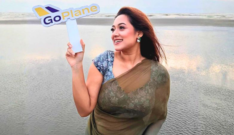 ‘গো প্লেনকে’ সঙ্গে নিয়ে হঠাৎ সাগরপাড়ে দীঘি